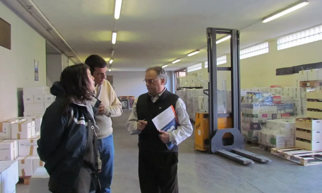 Foto_Membres de Minyons Escoltes i Guies visiten la Fundació Banc dels Aliments