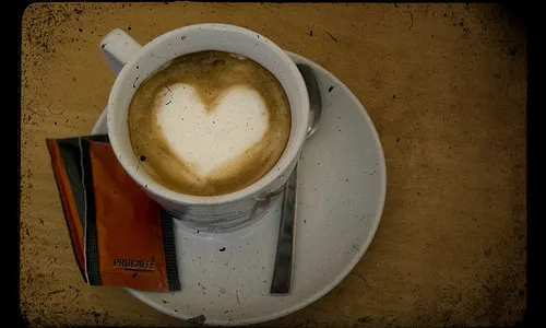Imatge d'una tassa de cafè amb una taca de llet en forma de cor