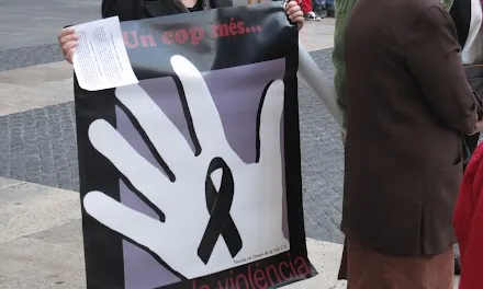 Cartell a una concentració contra la violència de gènere