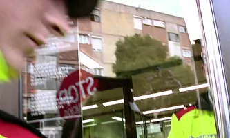 Fotograma del documental "La Plataforma", desallotjament policial en un banc