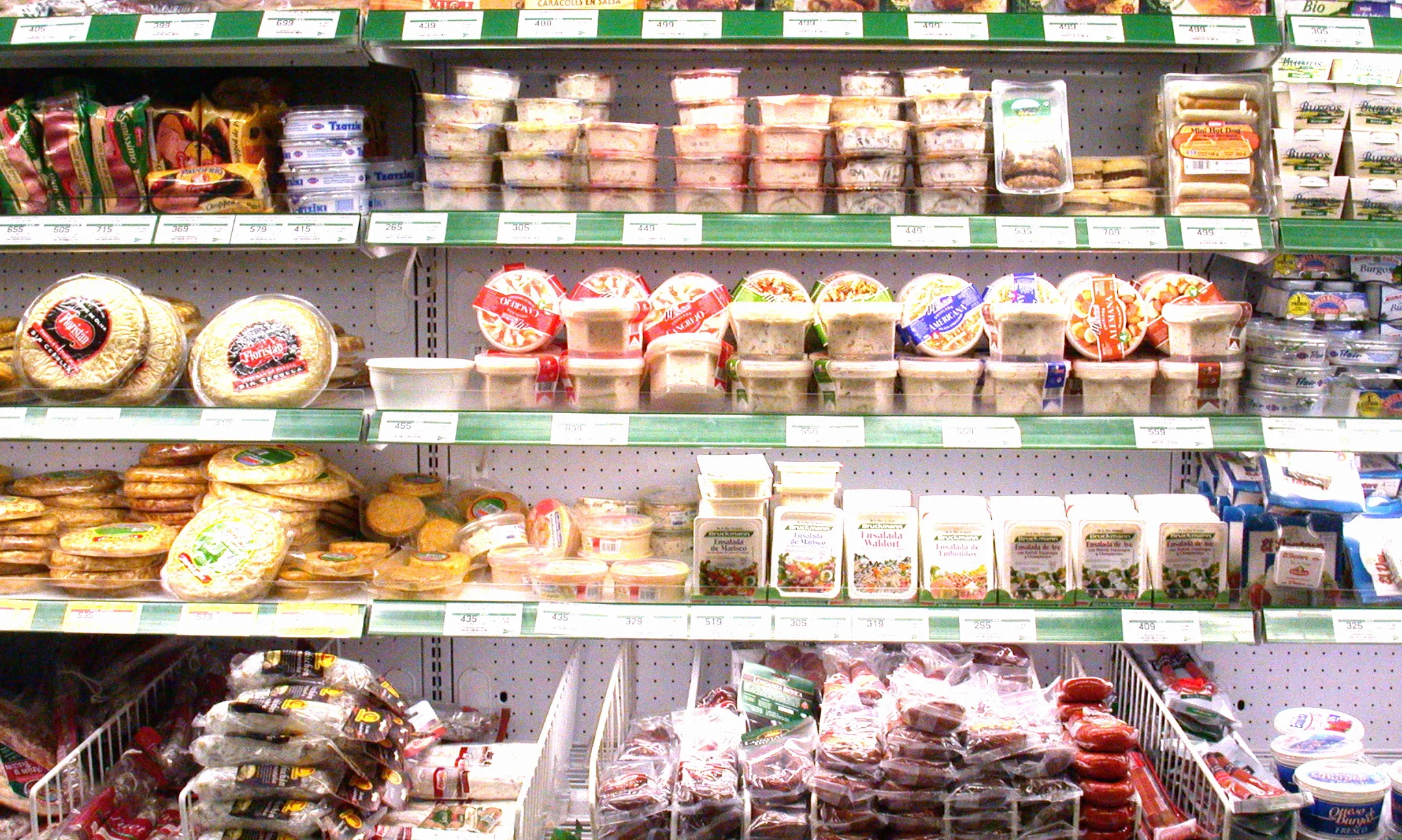Aliments envasats en un supermercat 