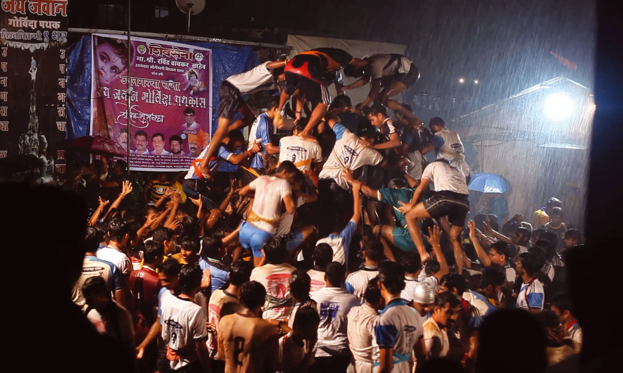 Assaig d'un castell a l'Índia. Imatge del documental 'The Human Tower'