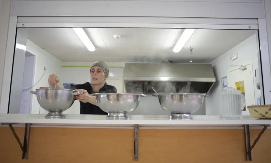 Fotograma del documental "El plat o la vida". Nani Moré a la cuina