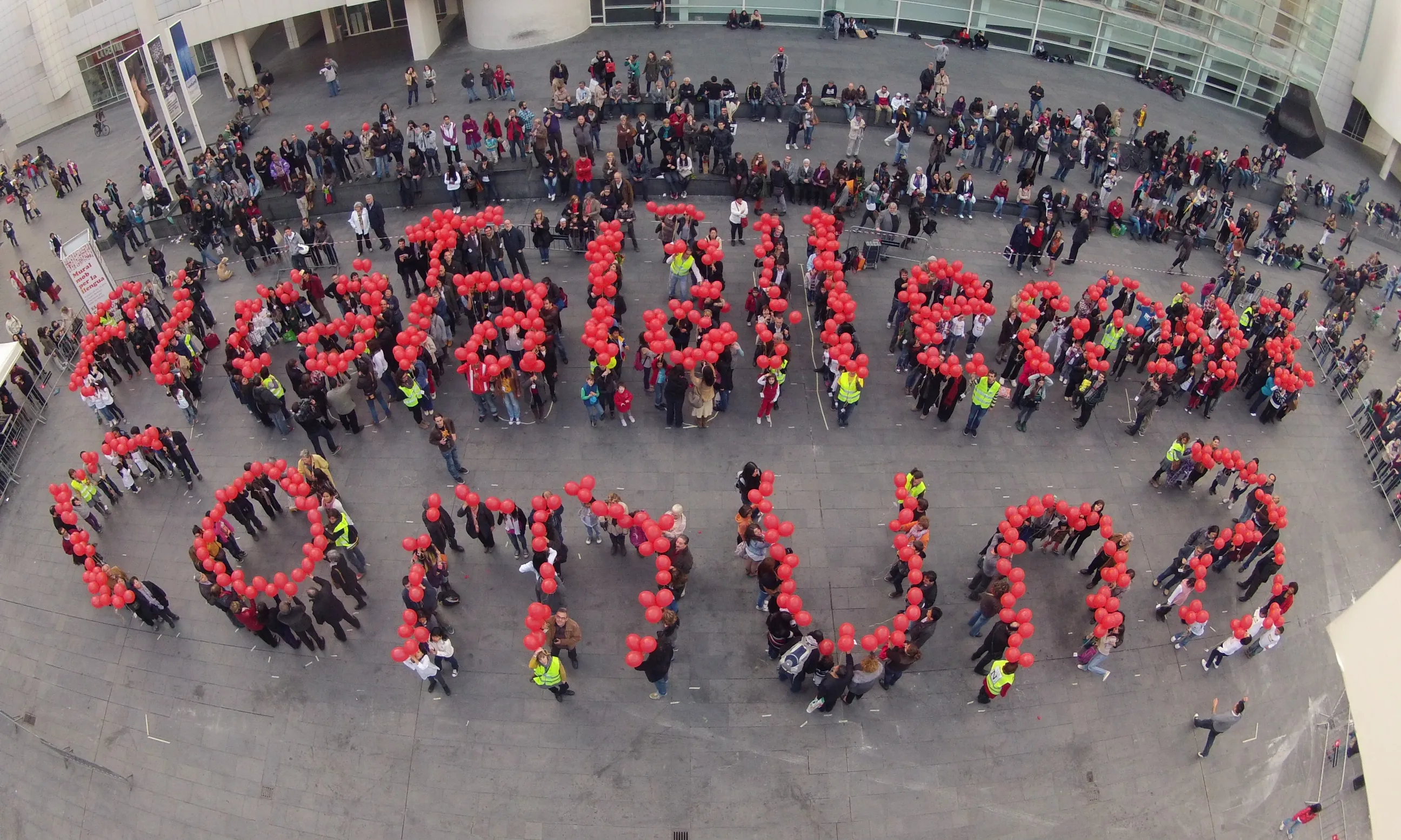 Foto del Muralmob per la Llengua amb lema: "El català, llengua comuna"