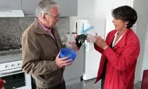 El Josep, al seu pis acompanyat de la Mariona