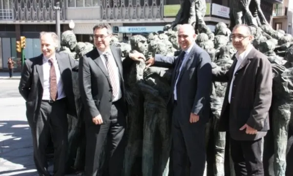 Representants de castellers, la Fundació de la URV i Repsol