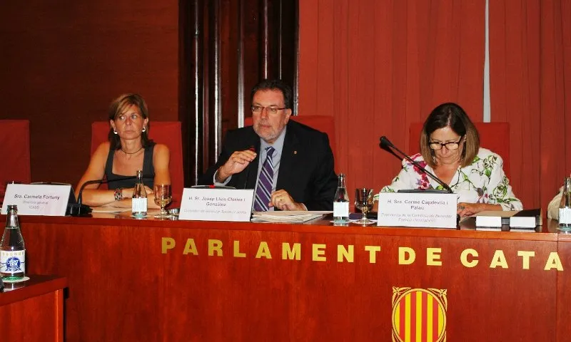 Foto del Conseller de Benestar i Família fent l'anunci
