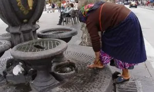 Dona rentant-se els peus a Canaletes. Font: Creu Roja