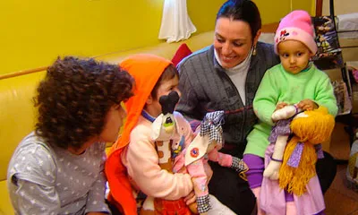Una noia duu a terme un voluntariat en l'àmbit de la infància