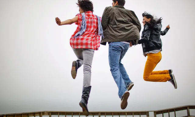 Tres joves saltant.
