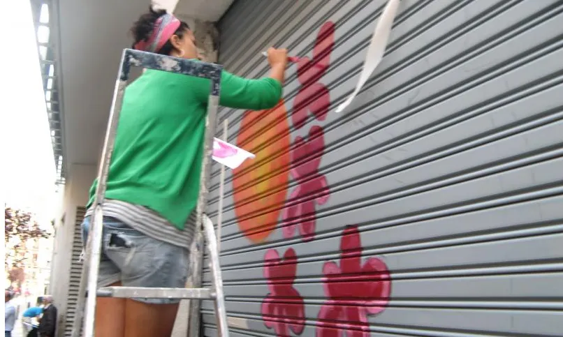 Jove participant del projecte "50 Obres d'Art al Raval"