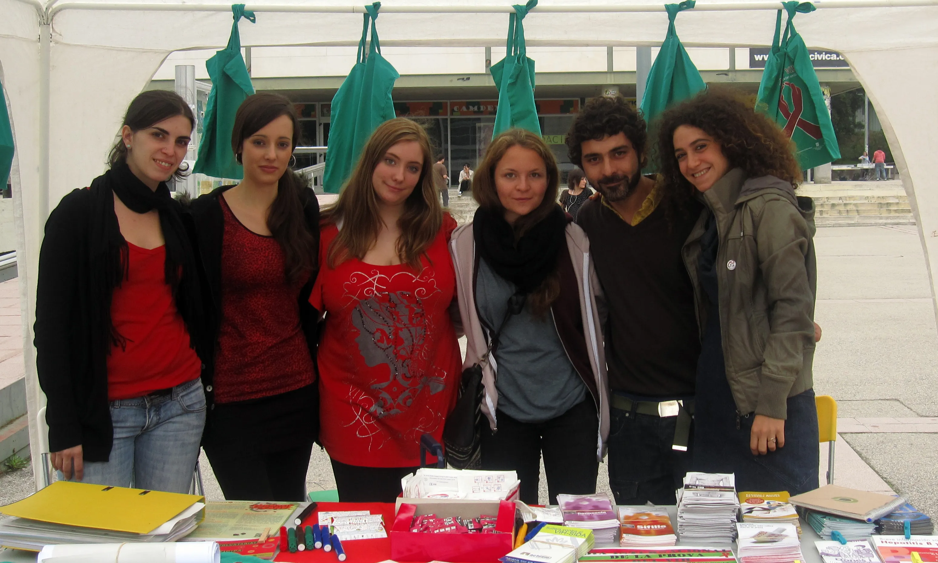 L'Alyssa amb els voluntaris de salut durant el Dia de la Prova Ràpida del VIH.