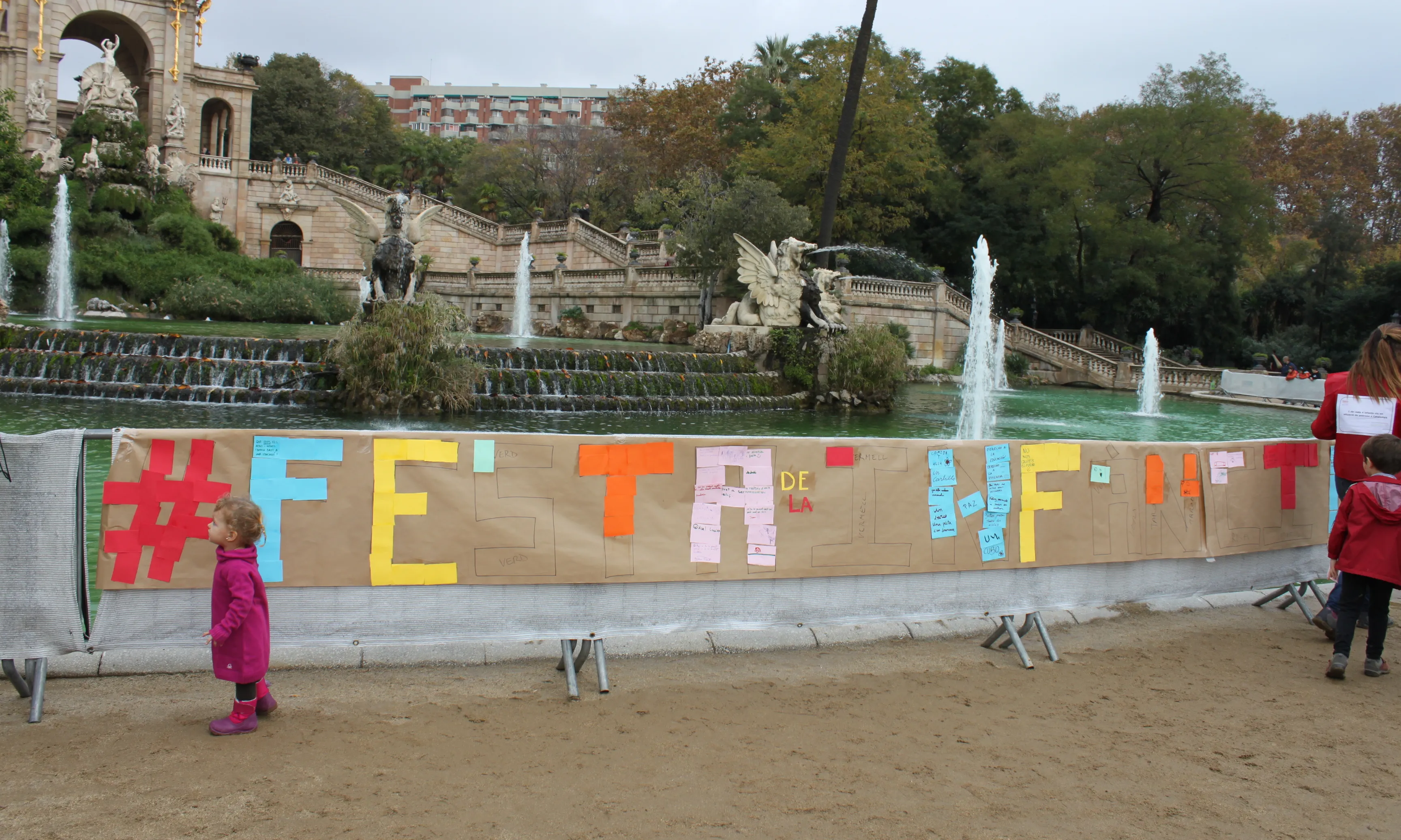 Mural construït amb els desitjos dels nens i nenes 