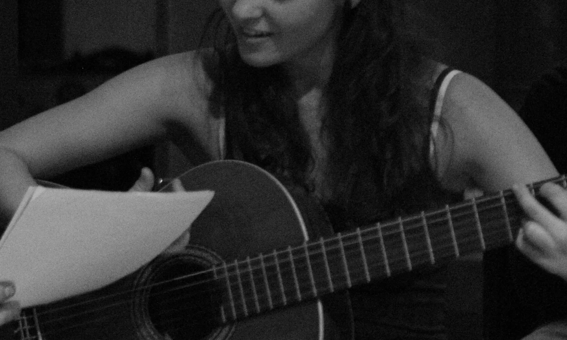 Marta Balsells tocant la guitarra