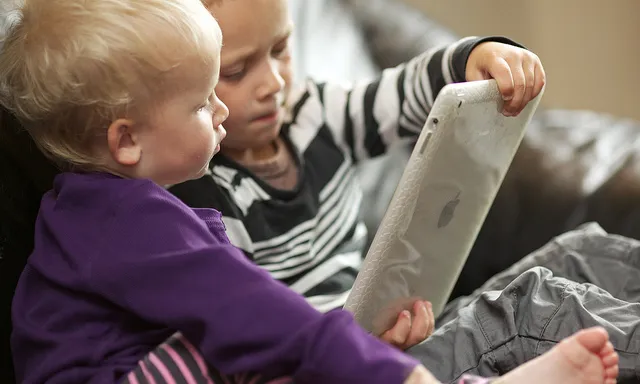 Nens utilitzant un ipad. Fotografia per l'usuari Flickr Ernst Vikne.