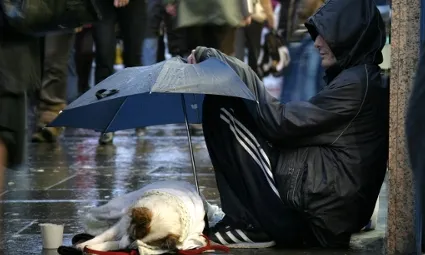 Un noi demana almoina al carrer. Foto: GAiN