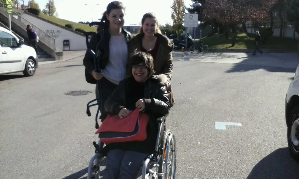 La Ellen i la Mira acompanyant una usuària del PIUNE.