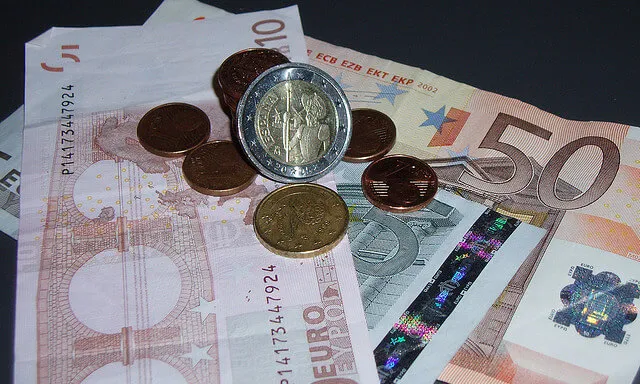 Bitllets i monedes. Imatge de ArchiM en Flick