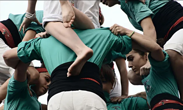 Castellers muntant el tronc d'un castell