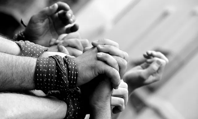 Mans de castellers fent pinya. Xavi Talleda.