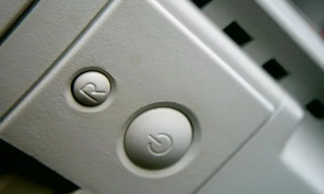 Botó per encendre un ordinador. Font: pcora (flickr.com)