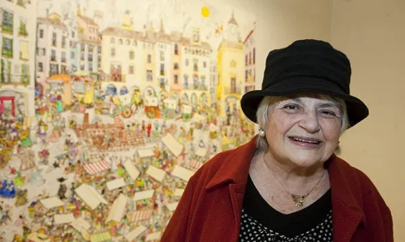Pilar Bayés en una exposició de les seves il·lustracions