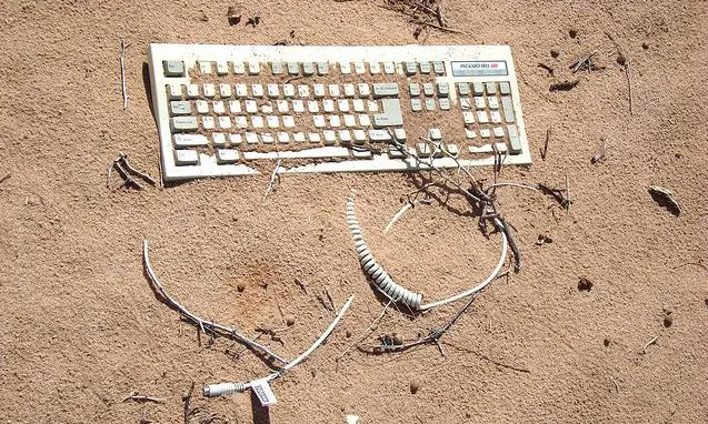 Teclat enterrat a la sorra. Font: Paul Garland (flickr.com)