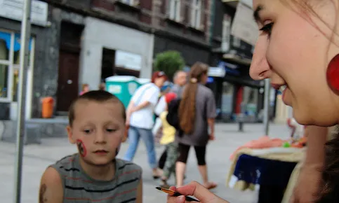 Voluntariat jove. Imatge CC BY-SA 2.0 de la galeria Flickr de Kris Duda