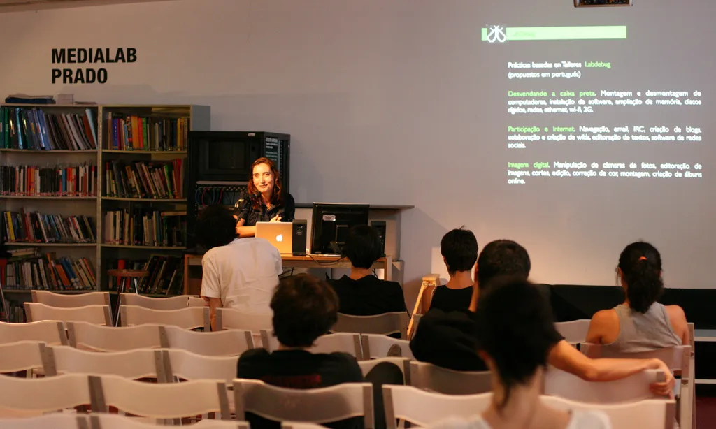 Conferència d'una professora a Brasil. Font: medialab_prado (flickr.com)