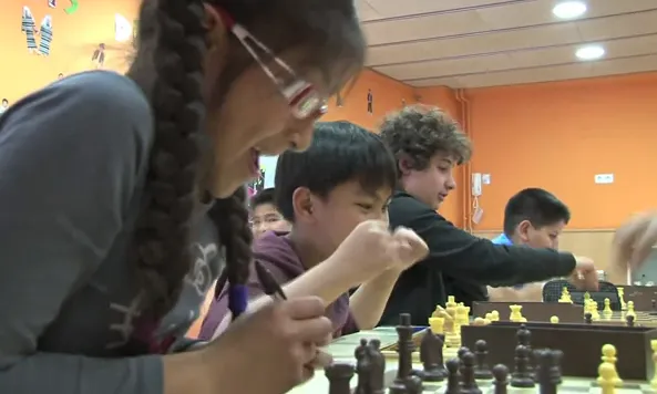 Jugant a l'escacs. Fotograma del vídeo "Educa't al Raval. Val la pena!"