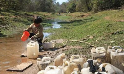 Un nen recollint aigua. Font: Projecte final de carrera de Mara Mercadal - CCD