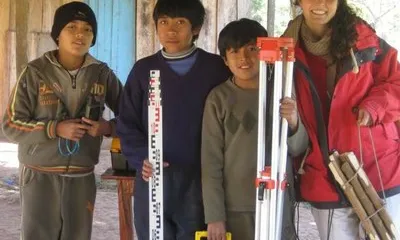 Marta Mercadal amb tres nois de Tape Iguapeí. Font: CCD