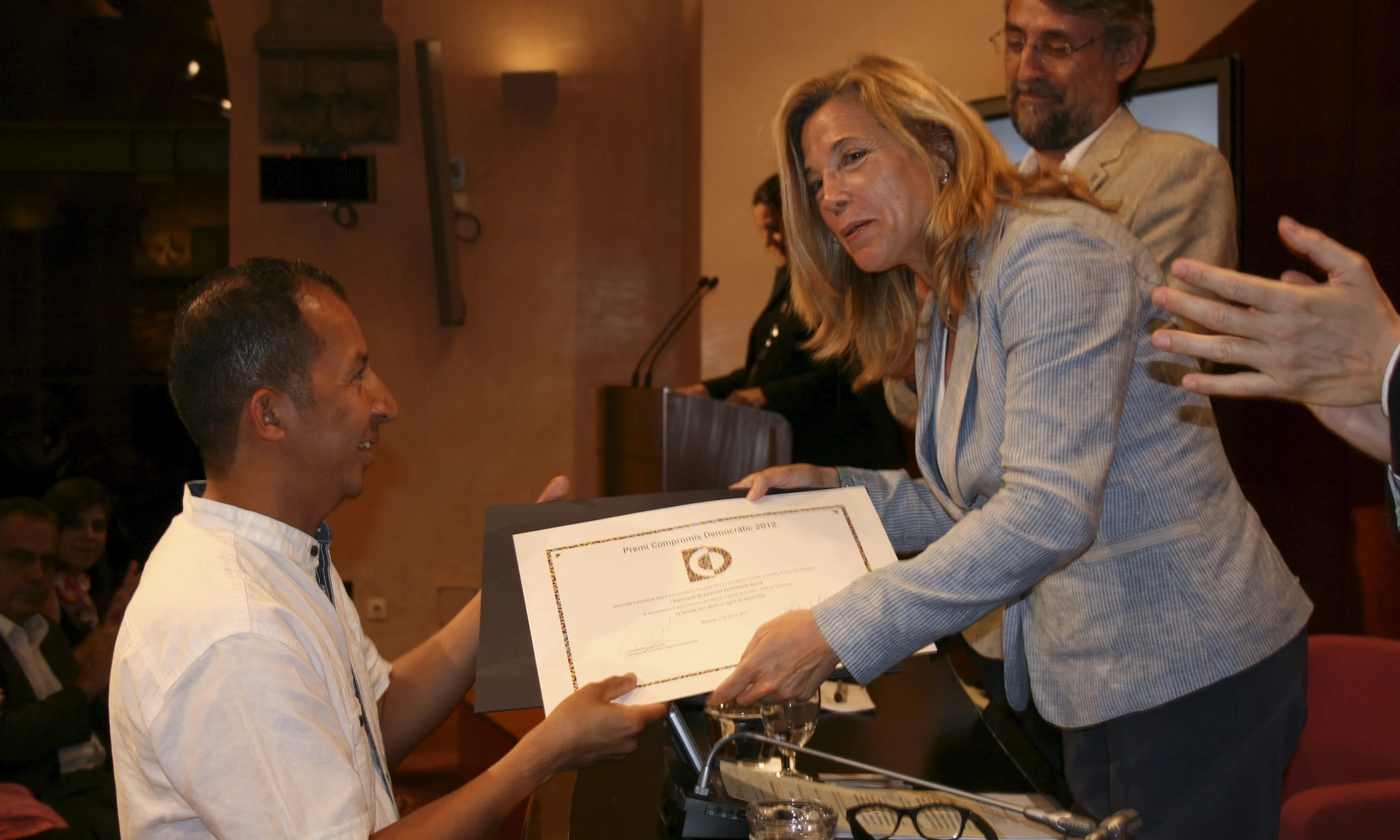 Joana Ortega va entregar el Premi Compromís Democràtic als guanyadors