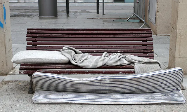 Banc de Barcelona utilitzat per una persona sense sostre. Font:  Arrels (flickr)