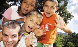 Infants gaudint d'un campament d'estiu