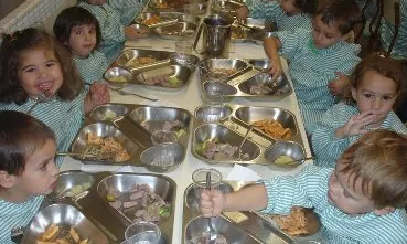 Infants a un menjador escolar