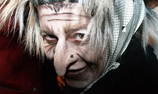 Dona maquillada al Ball de Bruixes de Viladrau. Font: Tallers per a la Festa