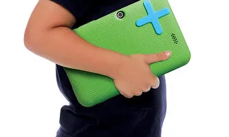 Un nen amb el nou dispositiu de "One laptop per child": XO Tablet