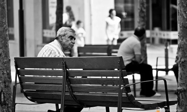 Senyor gran en un banc de Francisco Vargas-Haripako (Flickr)