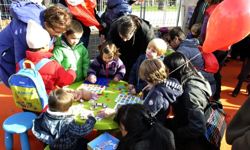 Infants jugant a l'edició 2012 de la Festa