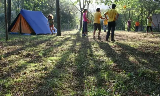 Membres de l'AEiG Montpalau de Pineda juguen durant uns campaments. Foto: MEG