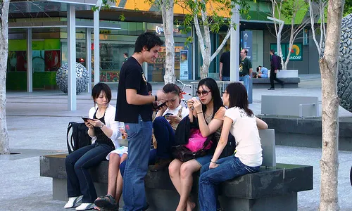 Joves asseguts a un banc de Leonard John Matthews (Flickr)