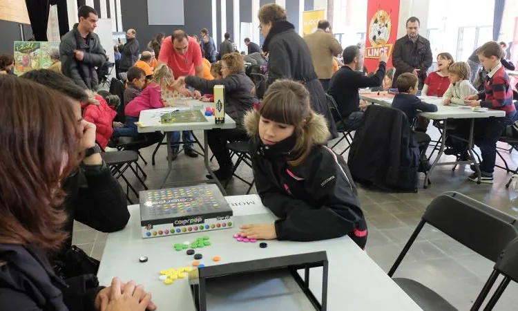 Gent jugant al 2n Festival DAU. Fotografia d'Eneida Iturbe