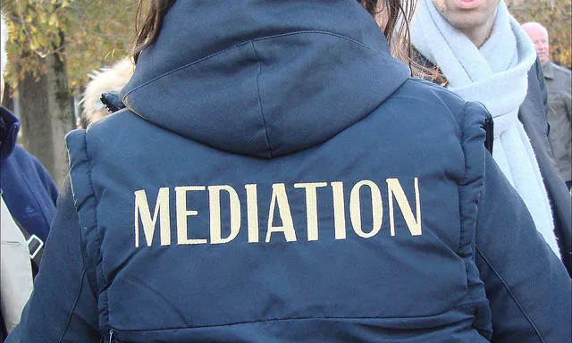 Mediation. Font: dalbera (Flickr)
