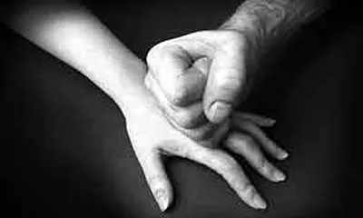 Mà aixafant una altra mà. Font: Concepto Radial