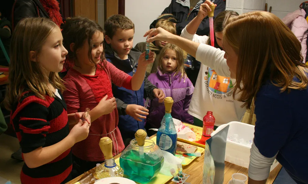 Classe de ciència a l'escola. Imatge CC de woodleywonderworks (Flickr)