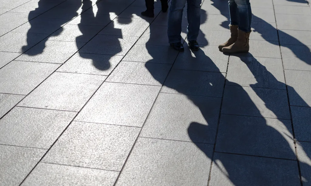 Imatge de gent reunida en una plaça. Autor Xavier Talleda
