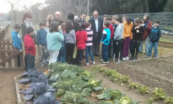 Alumnes de l'Escola Matagalls de Santa Maria de Palautordera al seu hort