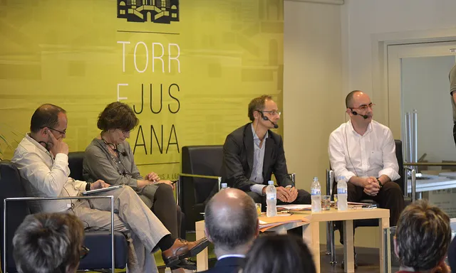taula debat. Font: Torre Jussana (Flickr)