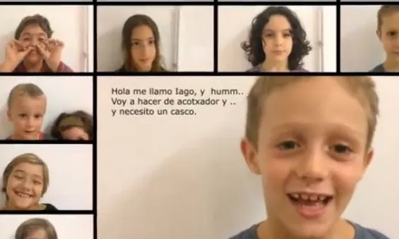 Un dels infants de la colla demana el seu casc en el vídeo promocional